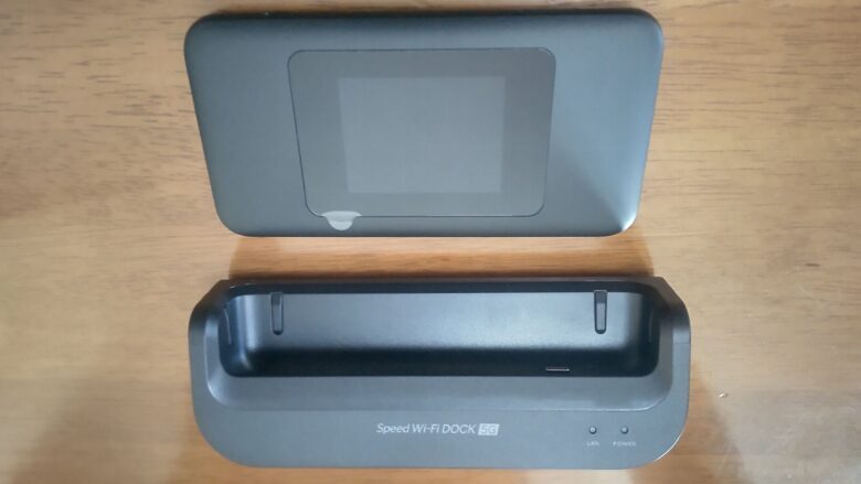 WiMAX本体とクレードル